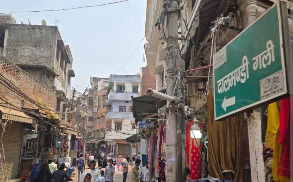 दालमंडी सड़क चौड़ीकरण -  सरकारी काम में बाधा डालने पर एफआईआर