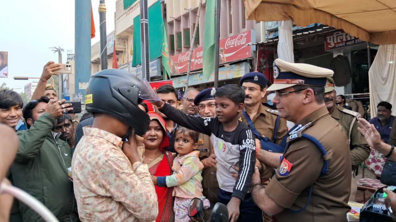 बच्चे से शपथ दिलाई, पापा बिना हेलमेट पहने आप बाइक लेकर घर से बाहर नहीं निकलेंगे