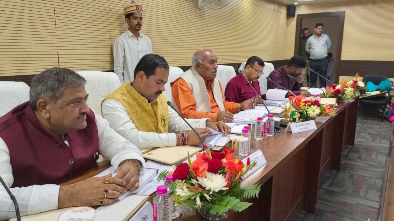 वाराणसी में 50 इलेक्ट्रिक बसें संचालित, 100 नई बसों की डिमांड 
