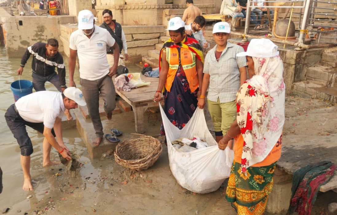 मणिकर्णिका घाट पर की साफ-सफाई, श्रद्धालुओं और पर्यटकों को किया जागरूक 