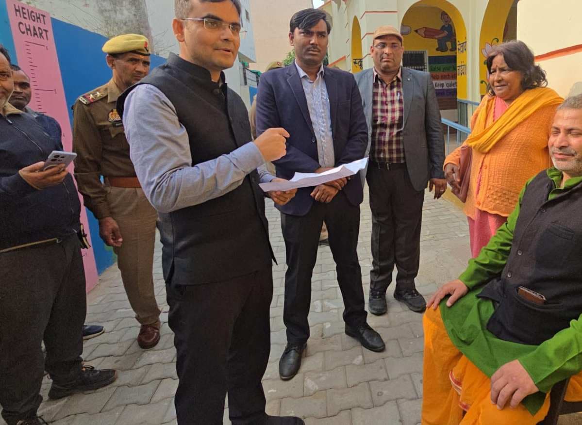 एसआईआर अभियान - पद्मश्री सम्मानित मतदाता से मिले जिलाधिकारी, मतदेय स्थल का निरीक्षण किया 