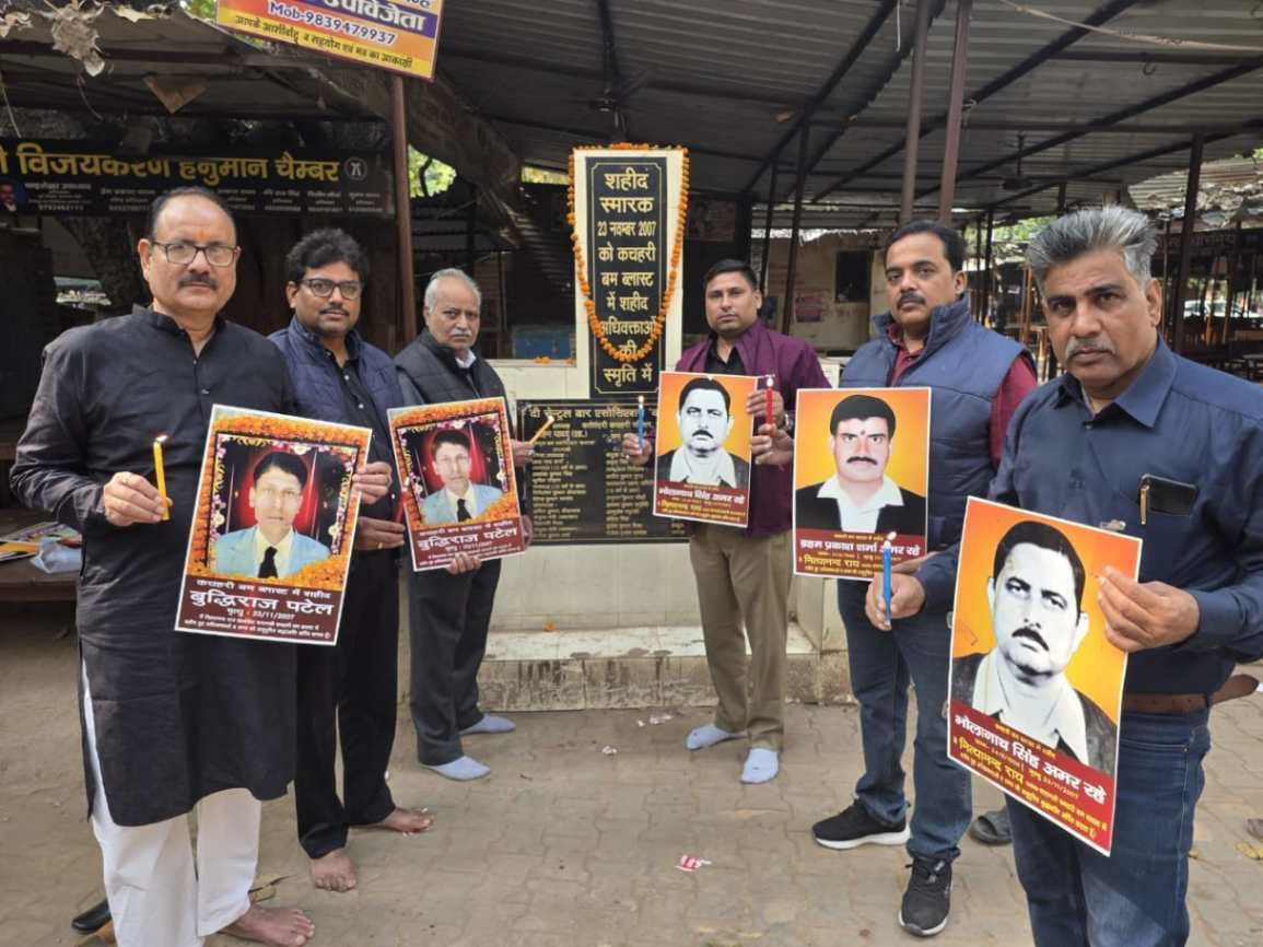 कचहरी ब्लास्टः नम आंखों से चुनिंदा अधिवक्ताओं ने शहीद साथियों को किया याद