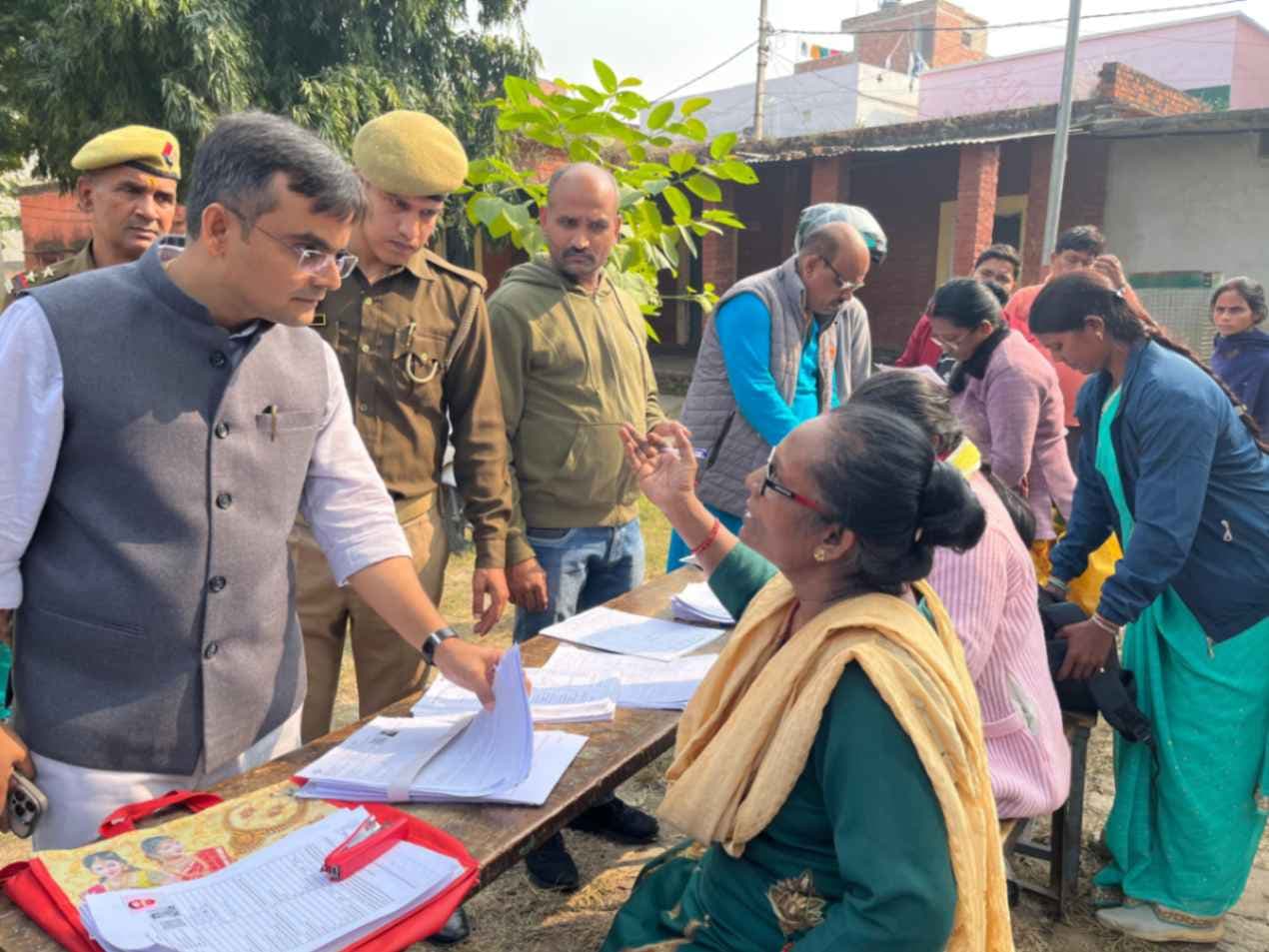 विशेष गहन पुनरीक्षण अभियानः कई मतदेय स्थलों पर पहुंचे डीएम ,कहा दो दिनों में मतदाताओं के घर पहुंच जाए गणना प्रपत्र