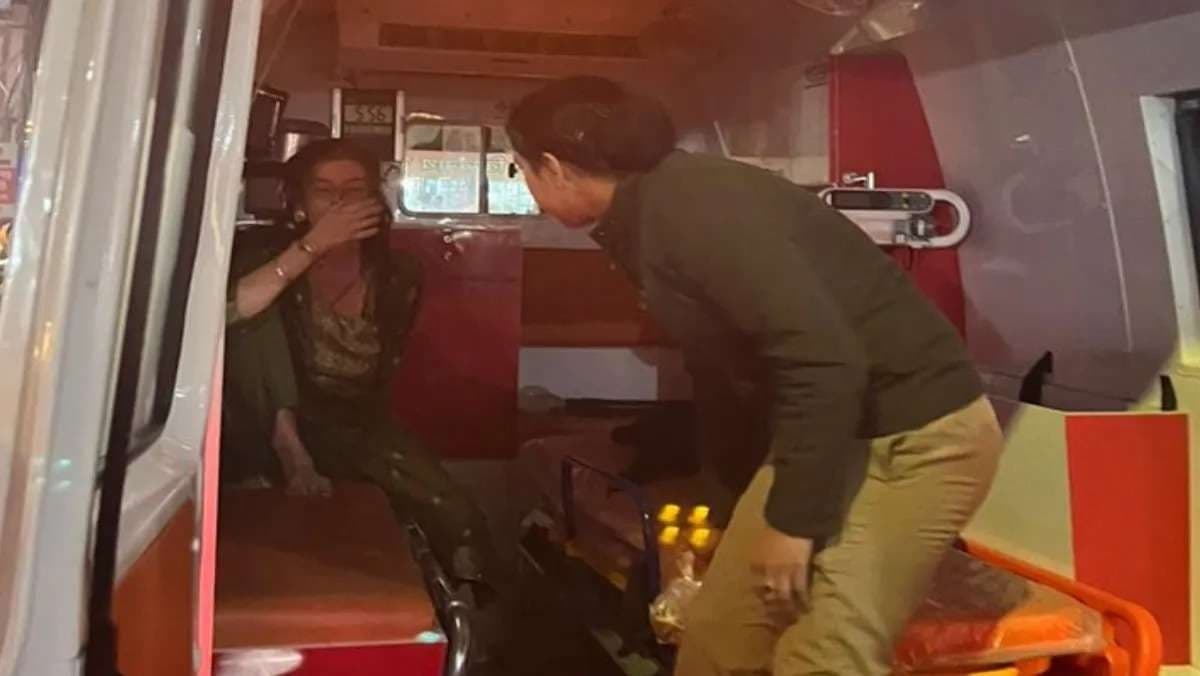 नशे में विश्‍वनाथ मंदिर के गेट पर विदेशी महिला का हंगामा, पुलिस ने भेजा अस्‍पताल