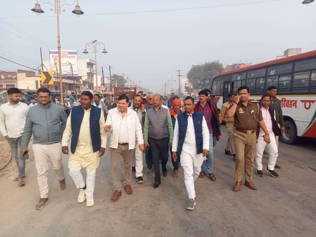 रोहनिया में गांधी स्मारक का निकला हल, विधायक ने मौके पर इंजीनियर से की वार्ता 