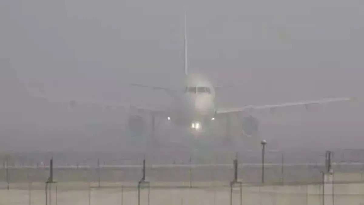 मौसम ने यात्रियों में चिंता और असुविधा का माहौल बनाया, कई विमान निरस्‍त तो कई विलंबित