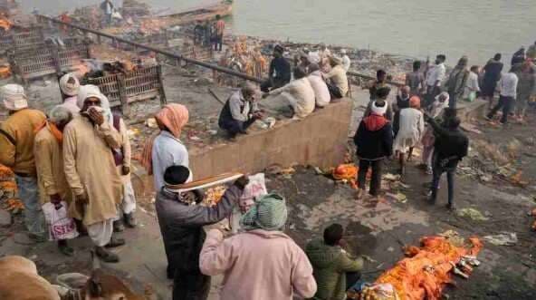 मणिकर्णिका घाट पर शवों के अंतिम संस्कार पर रोक को डोमराजा ने बताया अफवाह