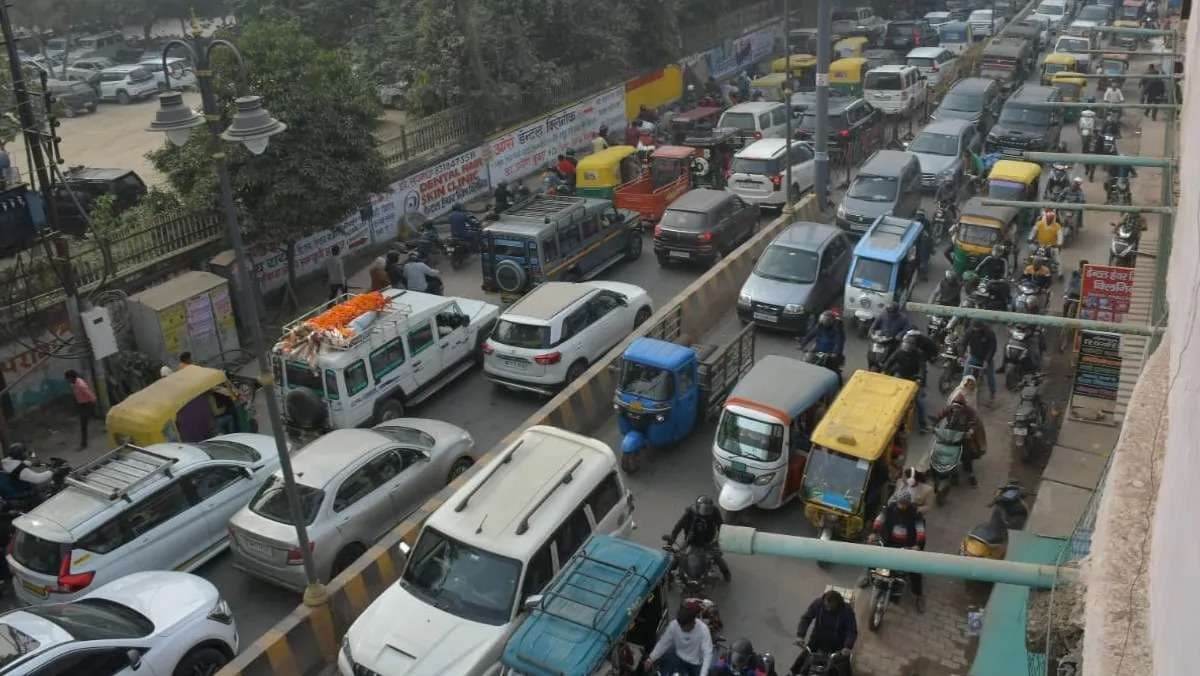 वाराणसी में राजघाट पुल बंद, सामने घाट और विश्व सुंदरी पुल पर बढ़ा वाहनों का दबाव