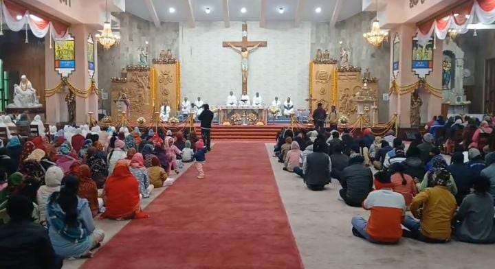 वाराणसी के गिरजाघरों में क्रिसमस की धूम, गूंजे गीत, मेले सा माहौल 