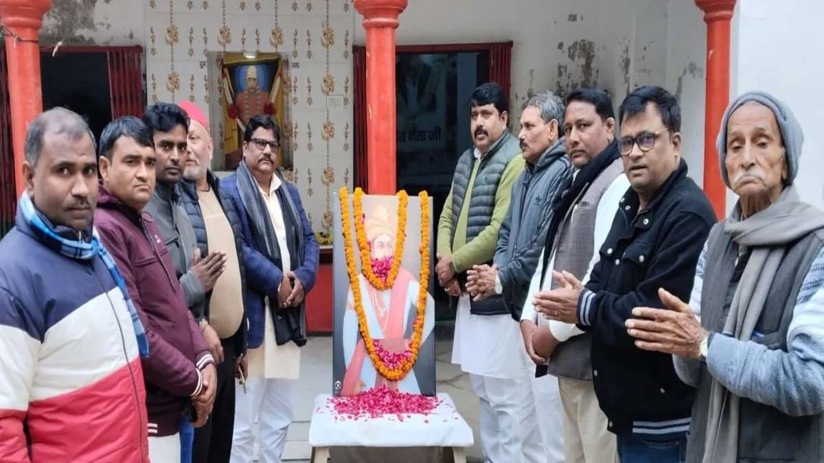 सपा कार्यालय में बहुजन नायक महाराजा बिजली पासी की मनी जयंती, बड़ी संख्या में लोग हुए शामिल