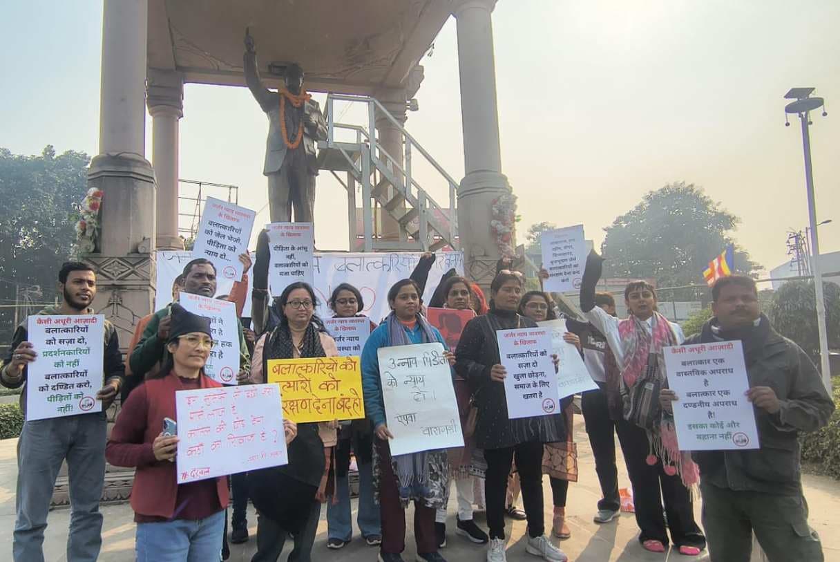 उन्नाव रेप कांड: सजा स्थगन पर वाराणसी में महिलाओं का आक्रोश, निकाला प्रतिरोध मार्च