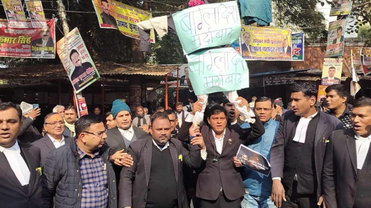 बांग्‍लादेश में हिंदुओं पर अत्‍याचार का विरोध, अधिवक्‍ताओं ने फूंका पुतला