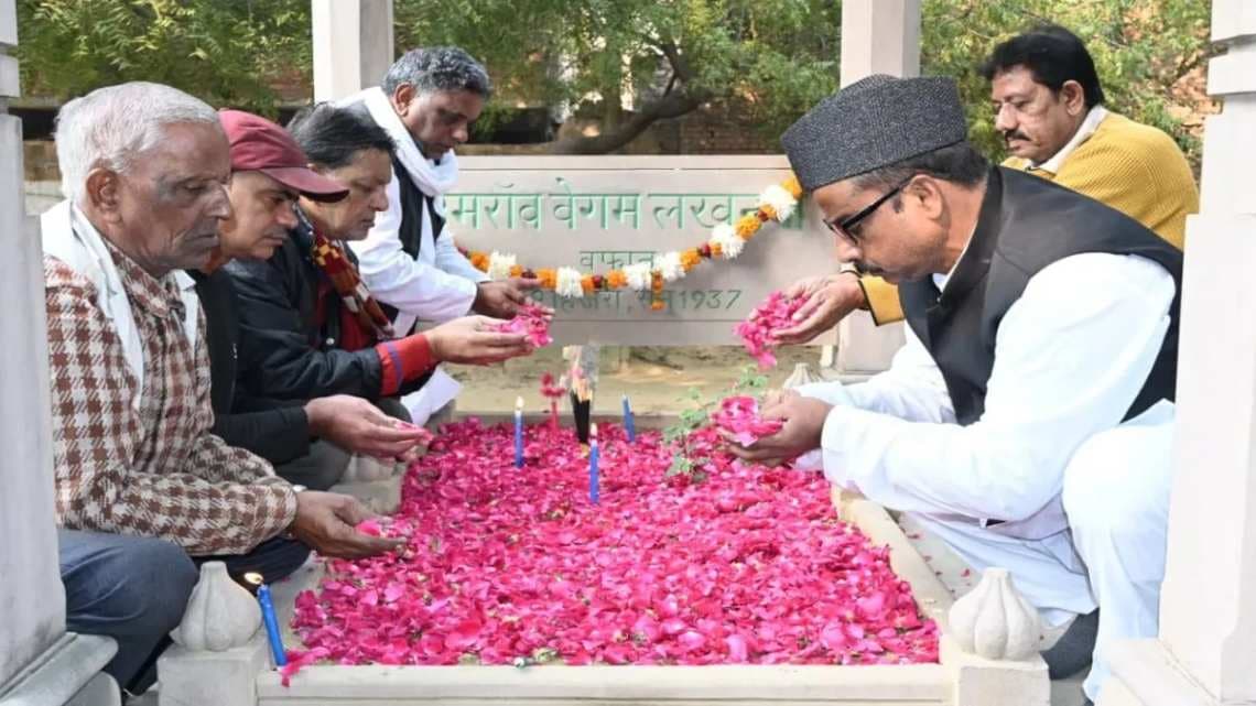 वाराणसी में उमराव जान के मकबरे पर फातिहा पढ़ा,  अर्पित की पुष्‍पांजलि