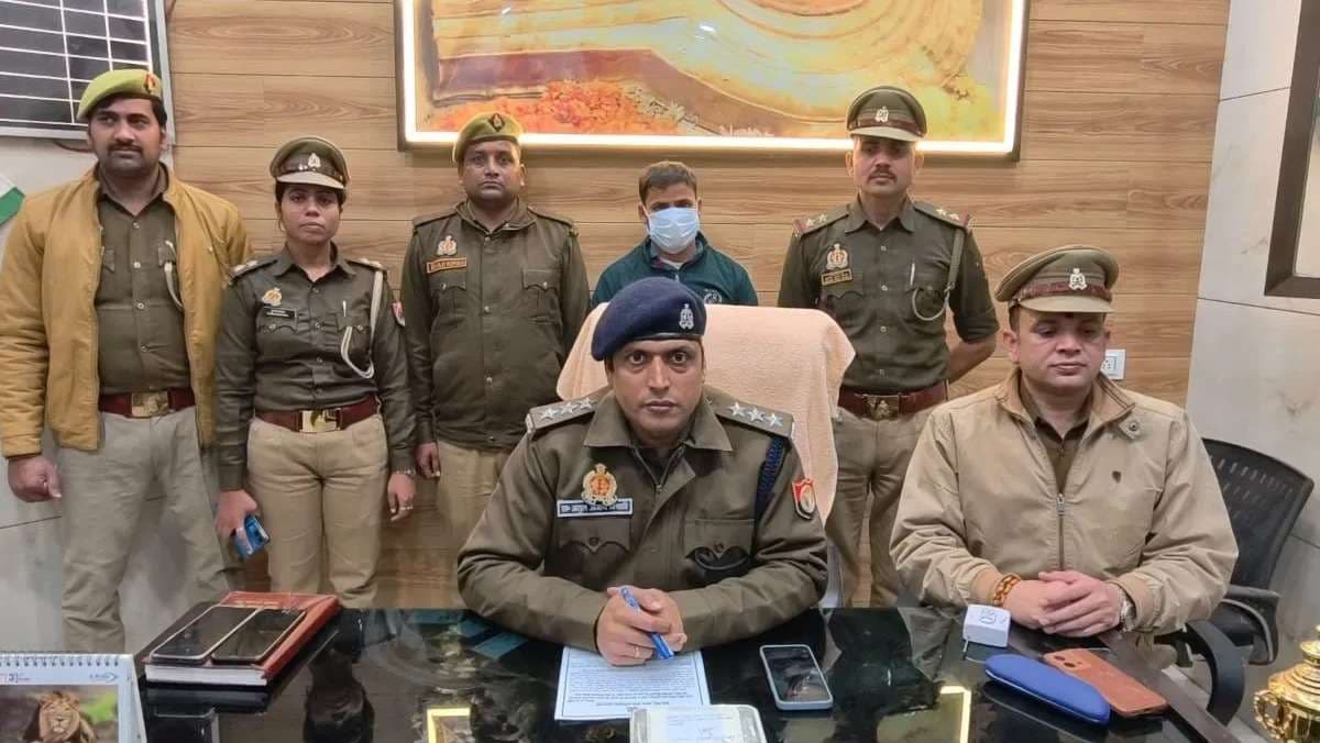 चाेरी और सीना जोरी - वाराणसी में दुकान में किया हाथ साफ और लगा दी आग