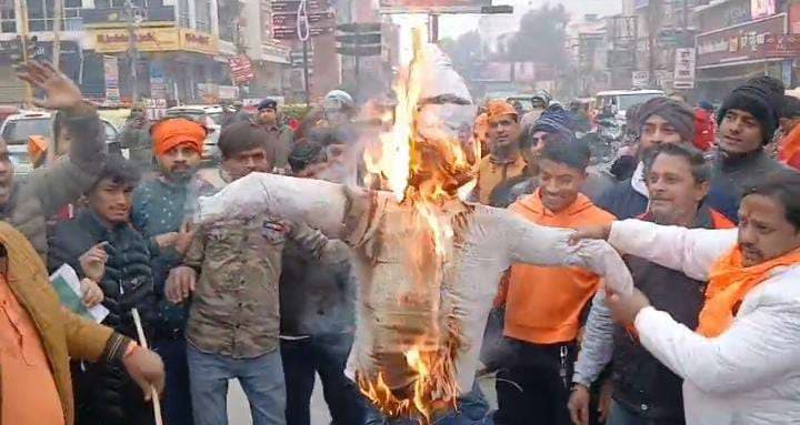बांग्लादेश में हिंदुओं पर अत्याचार के विरोध में वाराणसी में प्रदर्शन, पुतला दहन