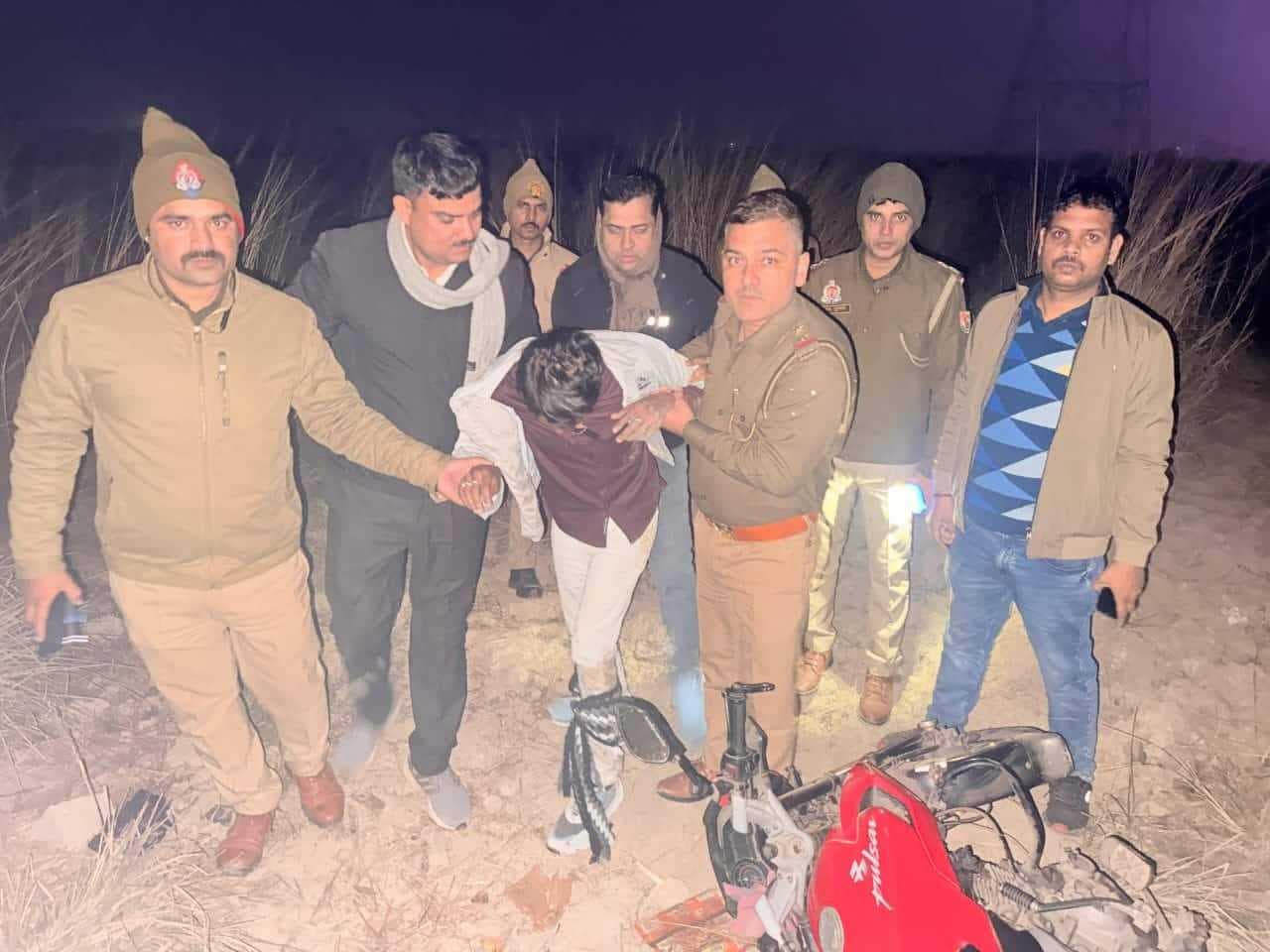 ब्‍लैकमेलिंग और जान देने के लिए प्रेरित करने वाला आरोपी गिरफ्तार, मुठभेड़ में लगी गोली