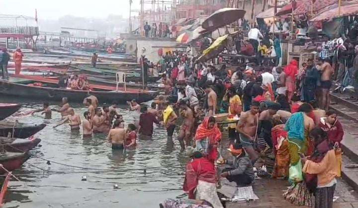 माघ मेले के पहले दिन काशी में श्रद्धालुओं की भारी भीड़, गंगा में लगाई डूबकी