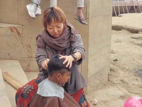 घाट किनारे विदेशी महिला का सैलून, काटे बाल...
