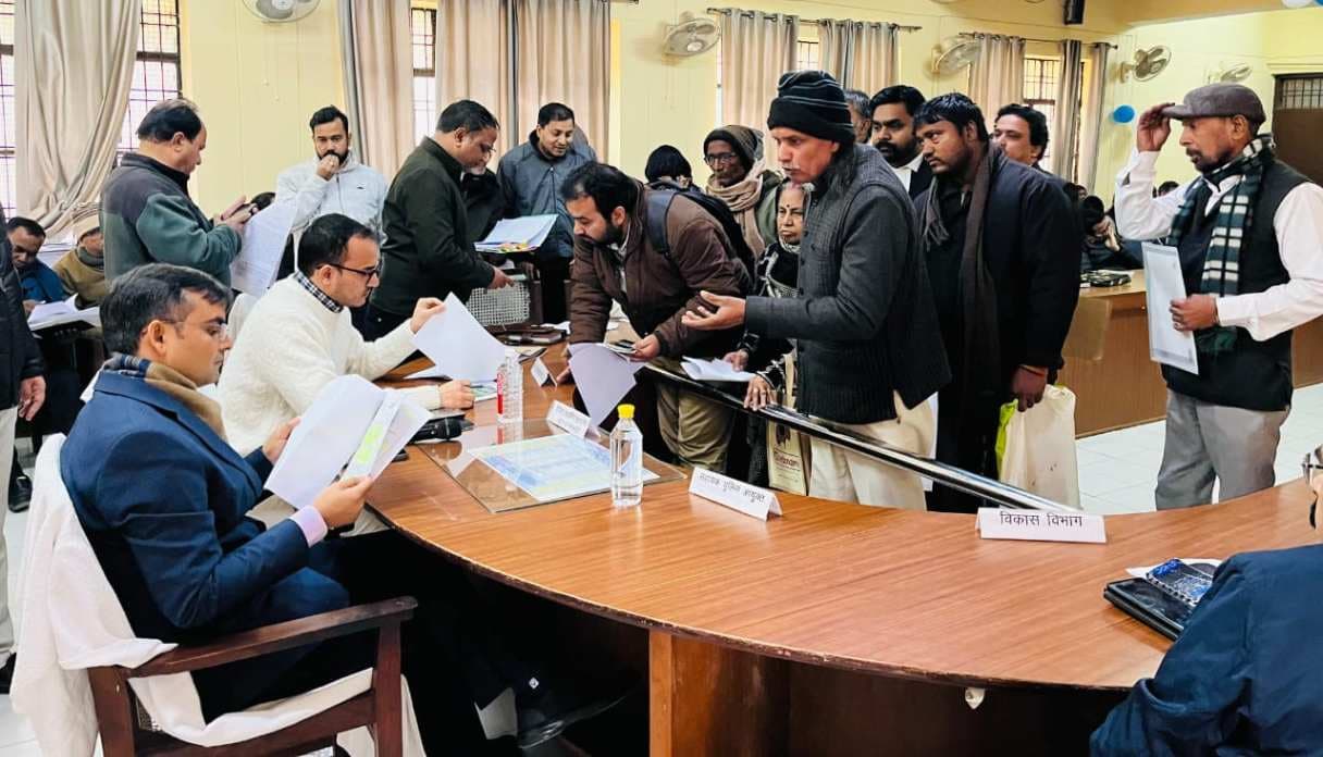 जन समस्याओं को गंभीरता से सुन कराएं निस्तारण, डीएम ने समाधान दिवस पर दिए निर्देश