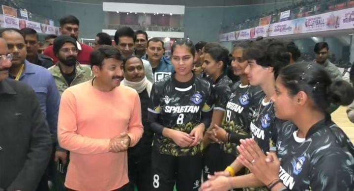 सिगरा स्टेडियम पहुंचे सांसद मनोज तिवारी, 72वीं सीनियर नेशनल वॉलीबॉल चैंपियनशिप के खिलाड़ियों का बढ़ाया उत्साह