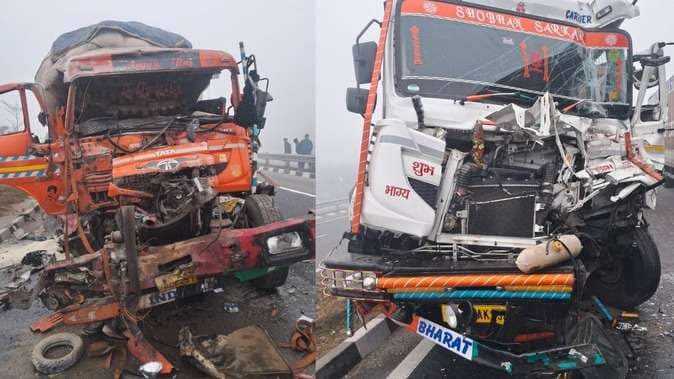 वाराणसी में कोहरे का कहर, आपस में भिड़े पांच ट्रक