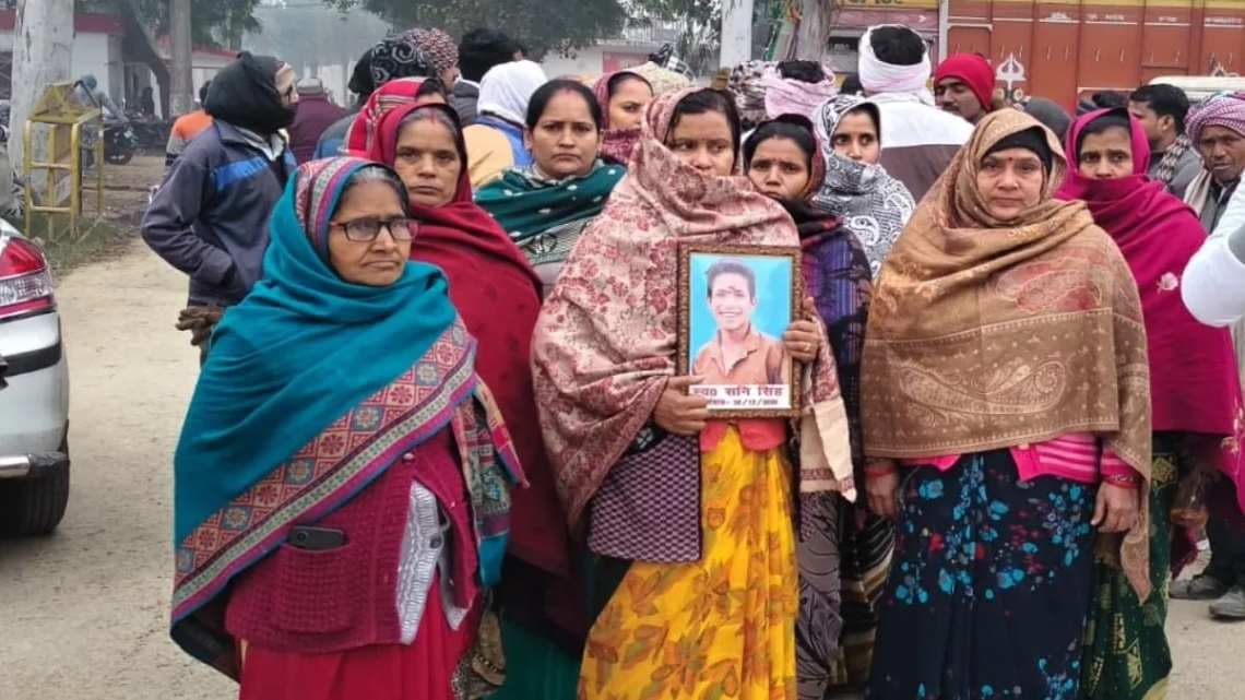 वाराणसी में वारदात के 15 दिन बाद हत्‍यारों की गिरफ्तारी नहीं होने पर परिजनों का थाने पर हंगामा