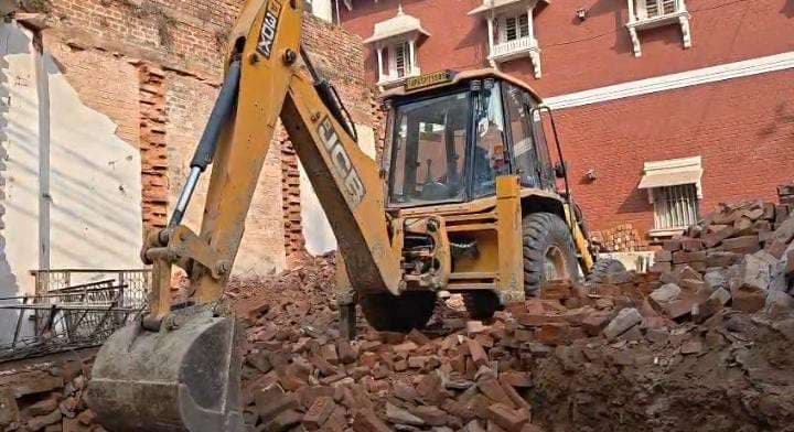 नए साल में दालमंडी में गरजा बुलडोजर, सुरक्षा व्‍यवस्‍था के बीच ध्‍वस्‍तीकरण जारी
