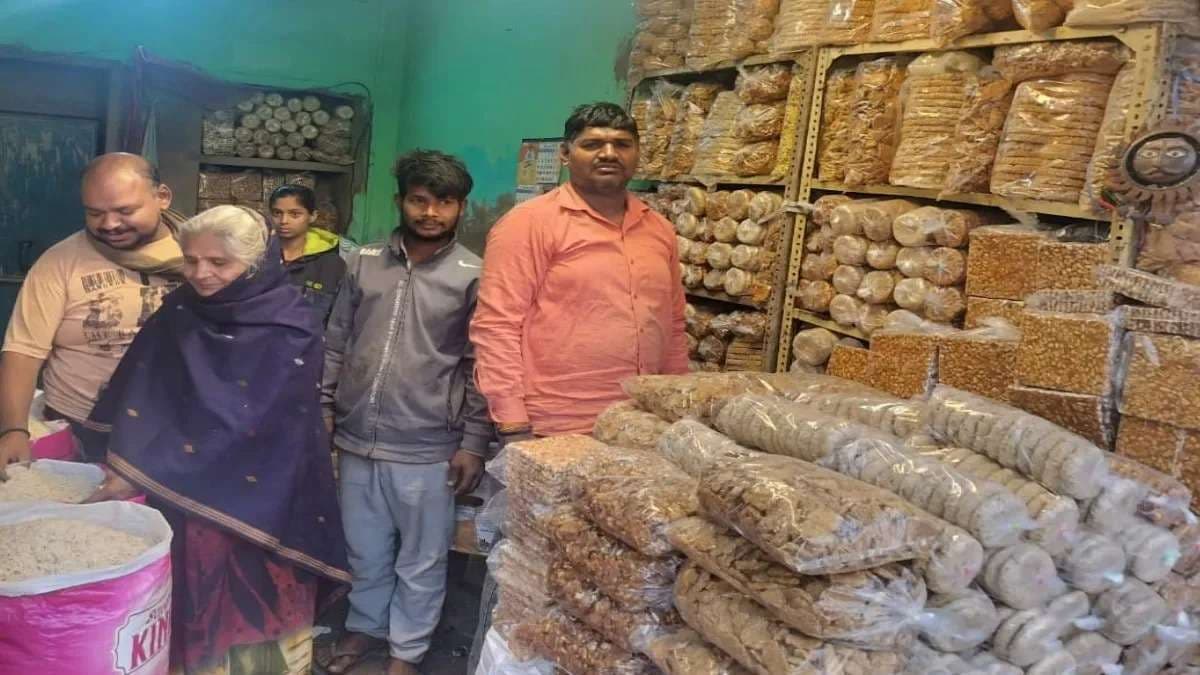 मकर संक्रांति के पूर्व चढ़ा त्‍योहार का रंग, लाई, चूड़ा, रेवड़ी, तिल व बादाम पट्टी की खरीदारी