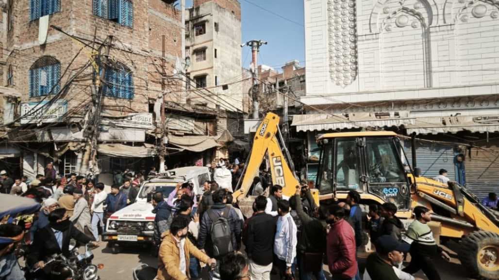 दालमंडी में विरोध के बीच खुद गिराने लगे मकान, भारी पुलिस बल तैनात