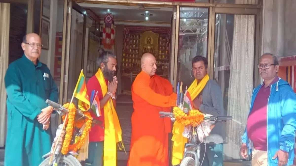 श्रीलंकाई युवाओं की 6000 किमी साइकिल यात्रा सारनाथ पहुंची, दो महीने से अधिक लगा समय
