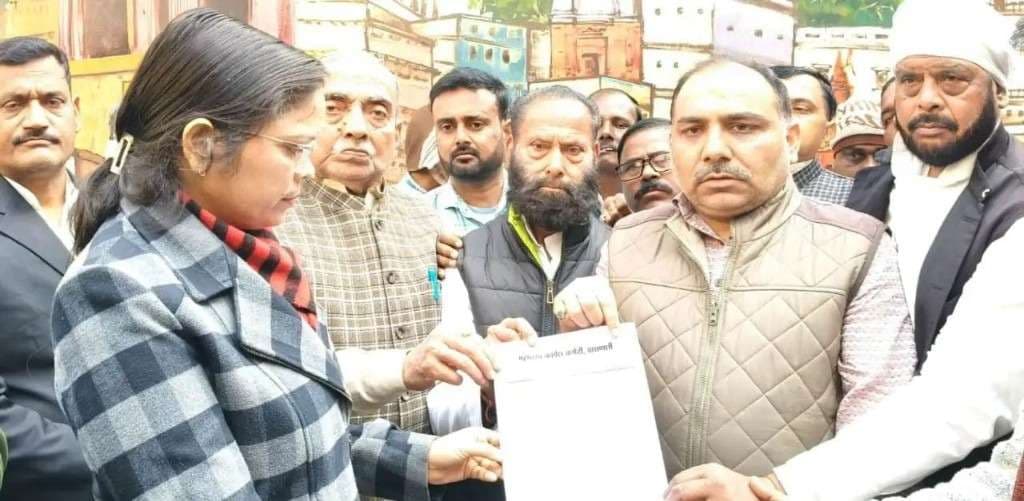 मणिकर्णिका घाट विवाद पर राजनीति गरम, जिला मुख्‍यालय पर कांग्रेसियों ने सौंपा ज्ञापन