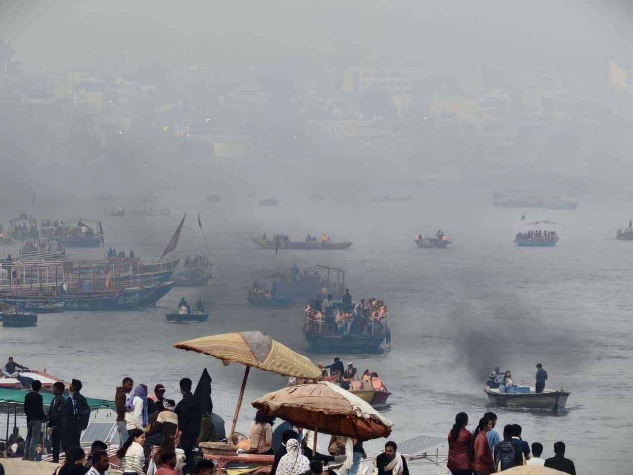 गंगा में प्रदूषण फैलाने के आरोप में बजड़ा और मोटरबोट  जब्त , नाविकों को चेतावनी 
