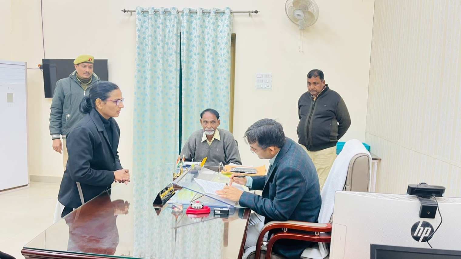 

जिलाधिकारी ने जनता दर्शन में फरियादियों की सुनी समस्याएं