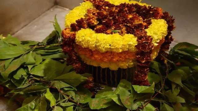 वाराणसी में वसंत के उल्‍लास में पीले फूलों से बाबा काशी व‍िश्‍वनाथ का श्रृंगार