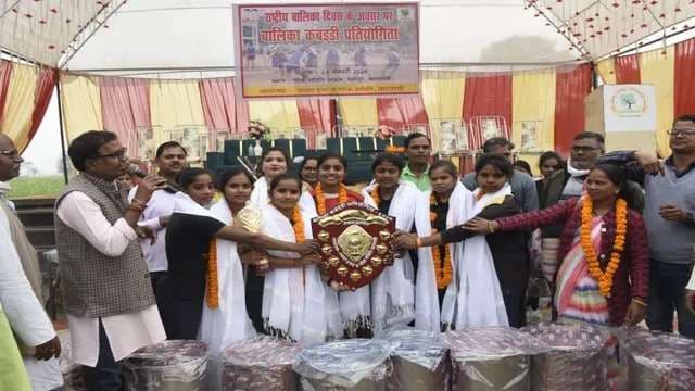 राष्ट्रीय बालिका दिवस - प्रधानमंत्री आदर्श गांव नागेपुर में लड़कियों ने कबड्डी प्रतियोगिता में दिखाया दमखम
 