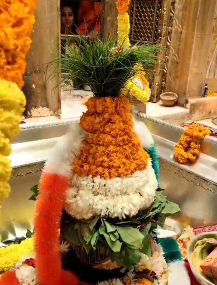 गणतंत्र दिवस पर बाबा विश्वनाथ के दरबार में बिखरी देशभक्ति, मंगला आरती में मिला तिरंगा कलेवर