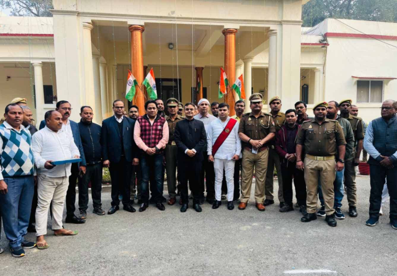 मंडलायुक्त व जिलाधिकारी ने गणतंत्र दिवस पर किया ध्वजारोहण, संविधान की दिलाई शपथ