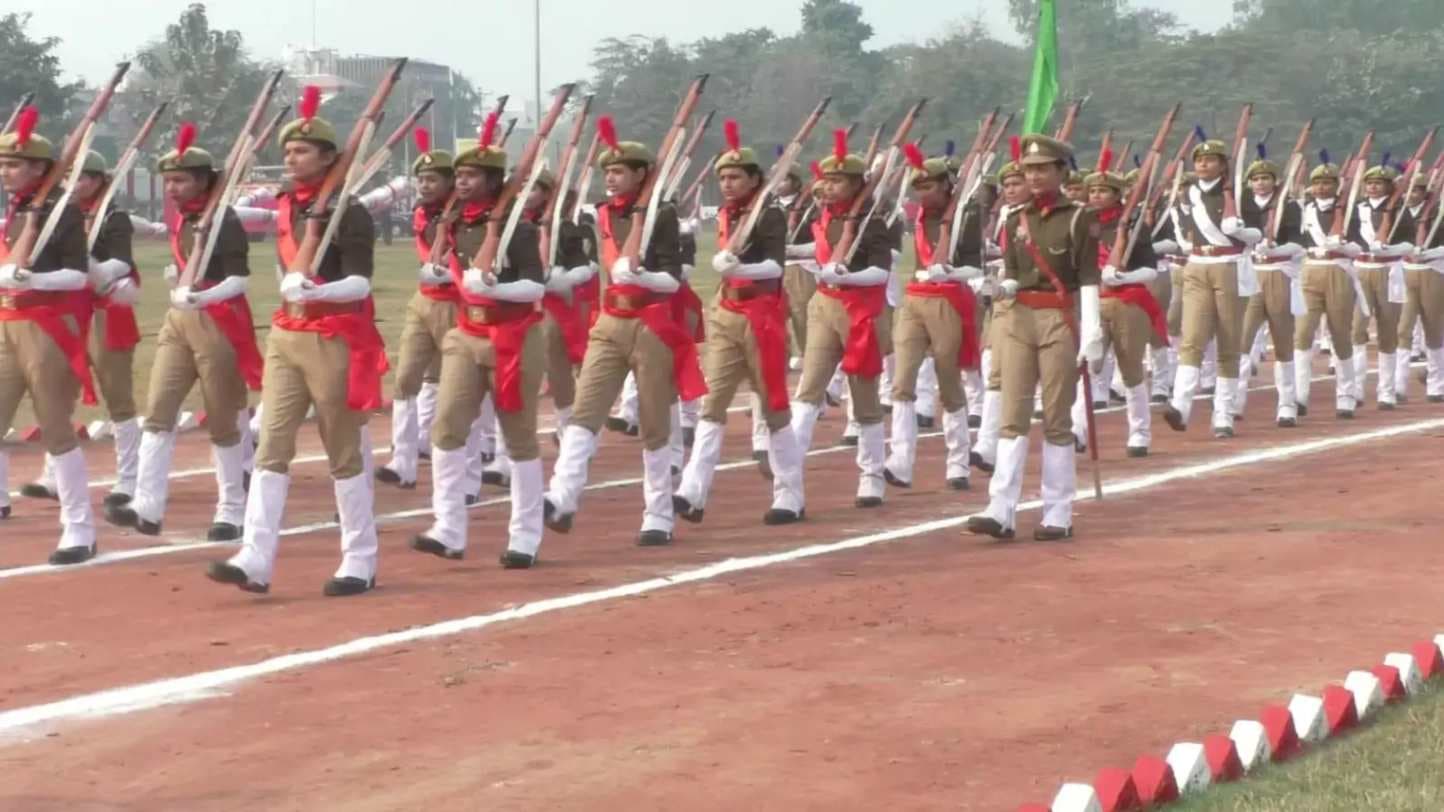 वाराणसी पुलिस लाइंस में महिला कमांडो दस्ता और वर्दी में डीआईजी का बेटा बने आकर्षण, मंत्री ने ली सलामी