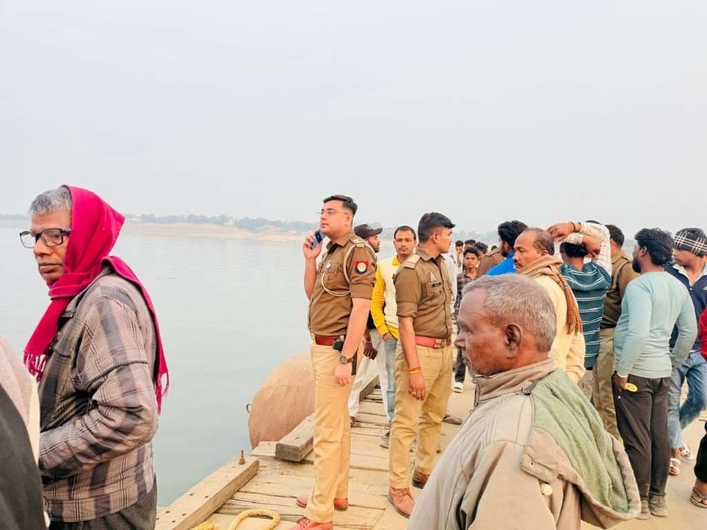 कैथी पीपा पुल से गंगा में गिरी कार, सवारों को मल्‍लाहों ने बचाया