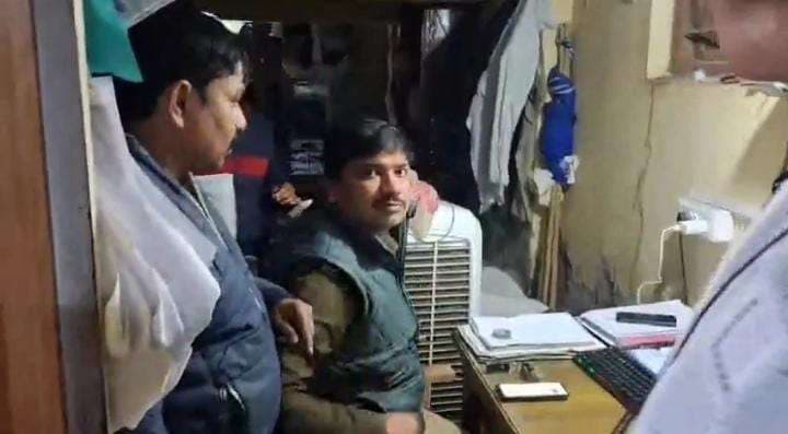 20 हजार की रिश्वत लेते  काशी विद्यापीठ चौकी प्रभारी दरोगा और सिपाही गिरफ्तार