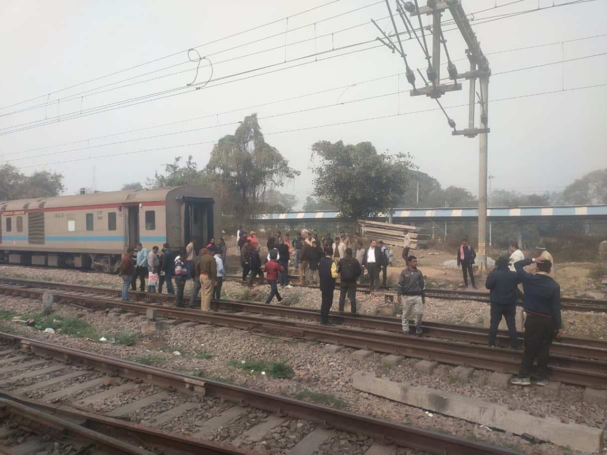 कैंट स्‍टेशन के यार्ड में मैसूर एक्‍सप्रेस की बोगी पटरी से उतरी, जनहानि से इन्‍कार