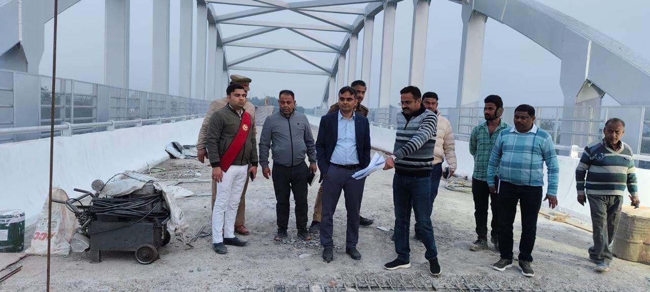 चन्द्रावती घाट से कादीपुर फ्लाइओवर तक: जिलाधिकारी ने लिया परियोजनाओं का जायजा