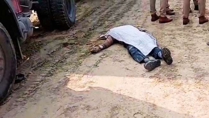 वाराणसी में डंपर ने ली बाइक सवार व्‍यक्ति की जान, पत्‍नी गंभीर रूप से घायल