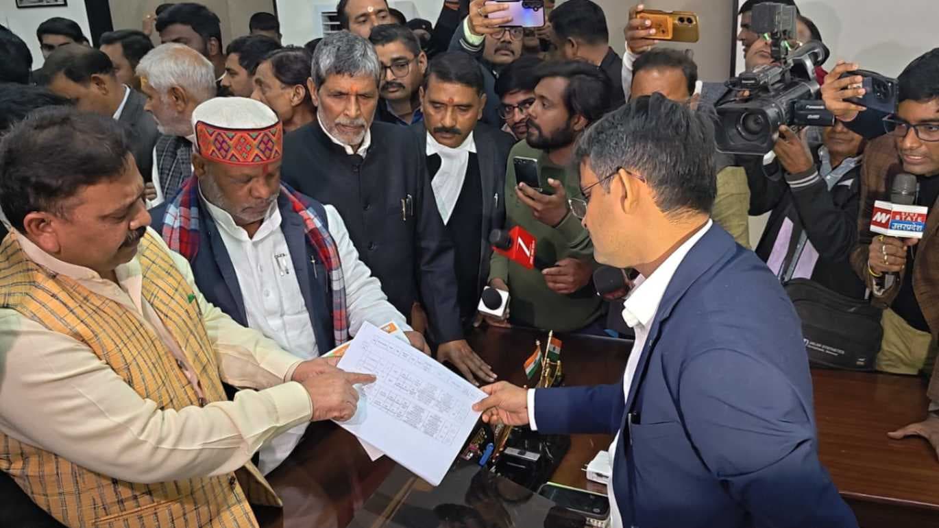 वाराणसी में मंत्री ने 'वोट जिहाद' का लगाया आरोप, कहा - हजारों लोगों के फर्जी नाम जोड़े गए