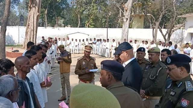 डीजी जेल ने सेंट्रल जेल में परखी व्‍यवस्‍था, बंदियों की परेड का किया निरीक्षण