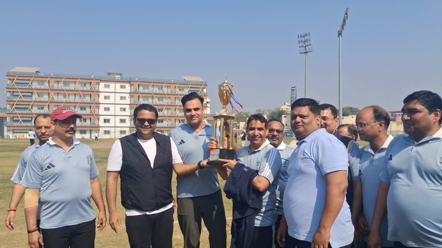 वाराणसी: न्यायिक अधिकारियों ने अधिवक्ताओं को हराकर क्रिकेट मैच 52 रन से जीता