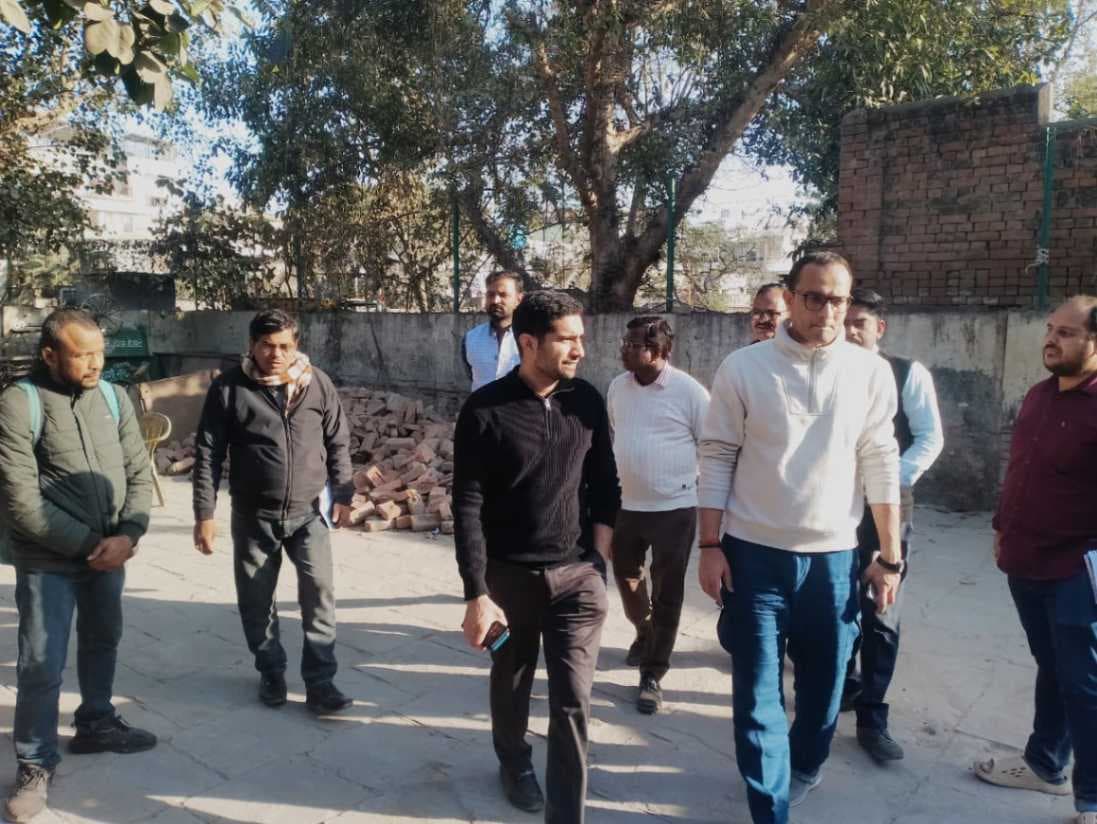 सीएम ग्रिड्स योजना से चमकेगी शहर की सड़कें, नगर आयुक्त ने परखी प्रगति