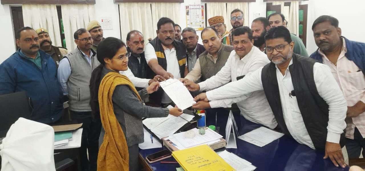 वाराणसी में पर्वों को लेकर बदहाल व्यवस्था पर कांग्रेस का हल्‍ला बोल, पार्षद दल ने सोंपा ज्ञापन