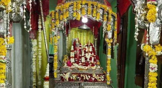 महाशिवरात्रि - नवग्रहों की मौजूदगी में शिव-पार्वती का विवाहोत्‍सव, विशेष काष्ठपीठिका पर बाबा का आसन