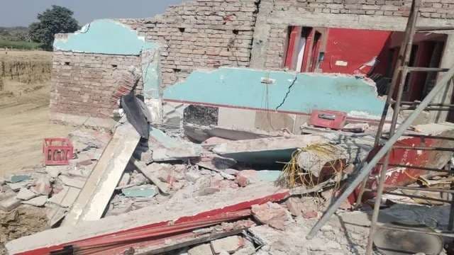 वाराणसी एयरपोर्ट विस्‍तारीकरण के लिए टनल खोदाई से गिरा दो मंजिला मकान, जनहानि होने से बची